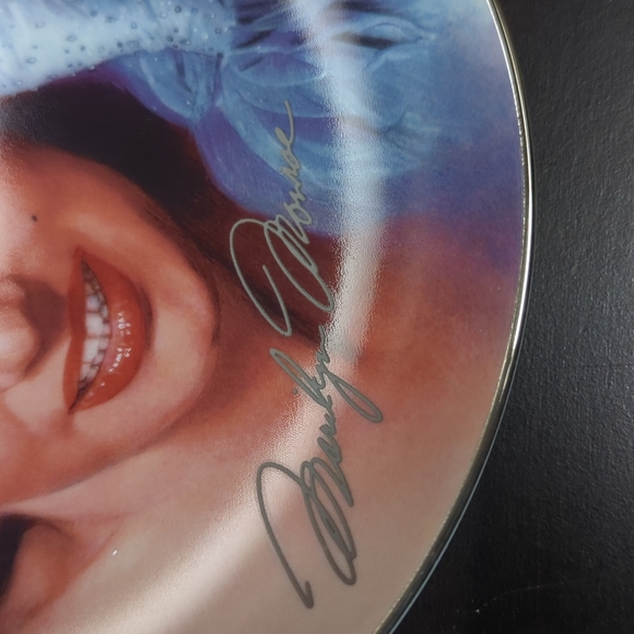 Marilyn Monroe collector plates (1995) - Picture 4 of 8